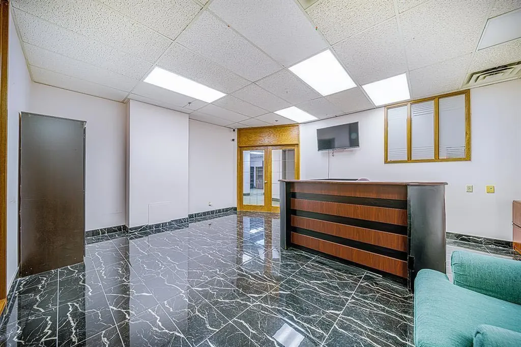 1100 8 Avenue SW Calgary AB t2P3T8