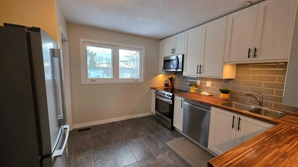 525 4 Avenue Fox Creek AB T0H 1P0