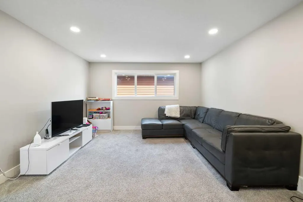 53 Savanna Heath NE Calgary AB T3J 2H5
