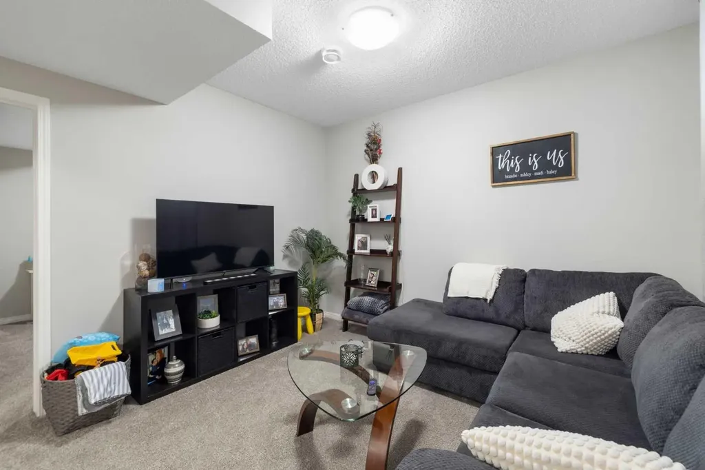 53 Savanna Heath NE Calgary AB T3J 2H5