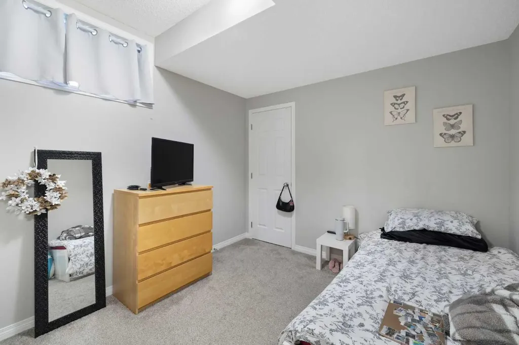 53 Savanna Heath NE Calgary AB T3J 2H5
