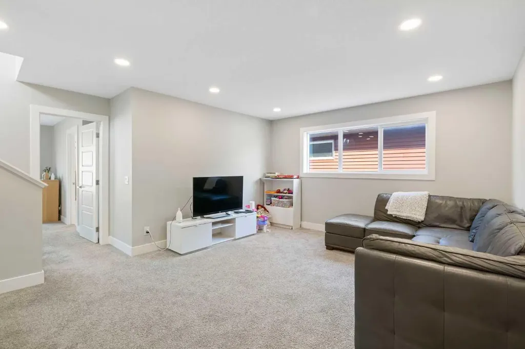 53 Savanna Heath NE Calgary AB T3J 2H5