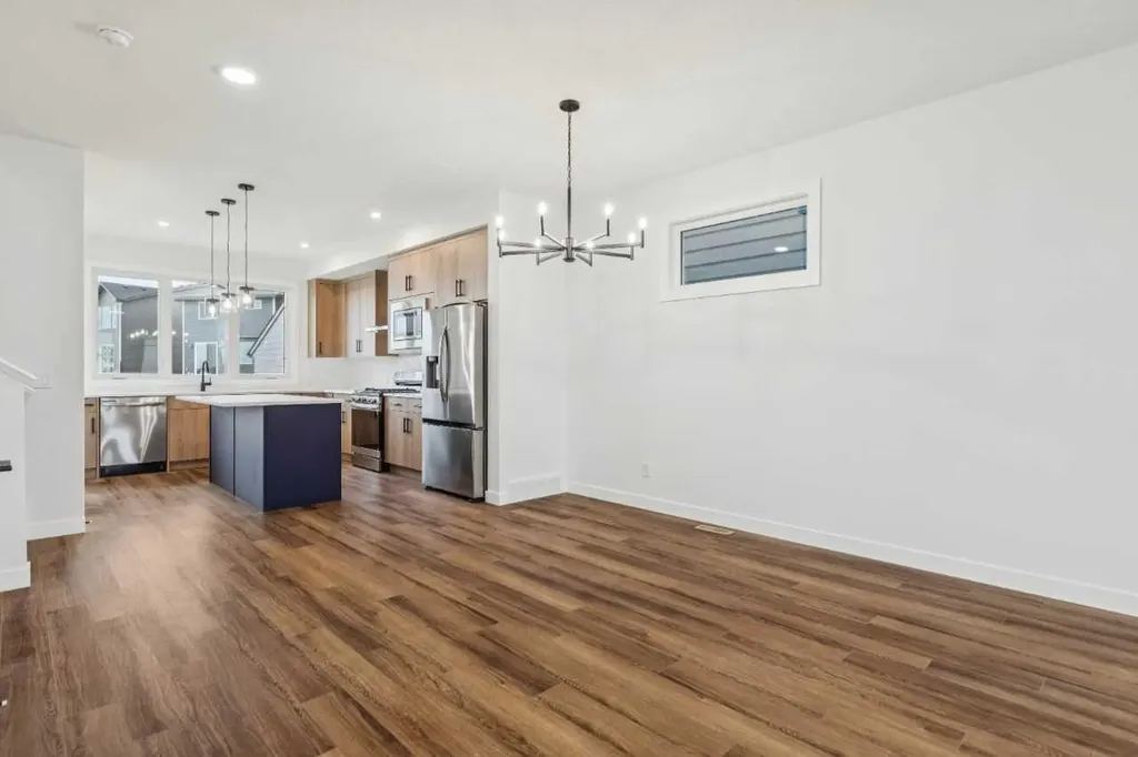 15477 45 Street SW Calgary AB T2Y1E2