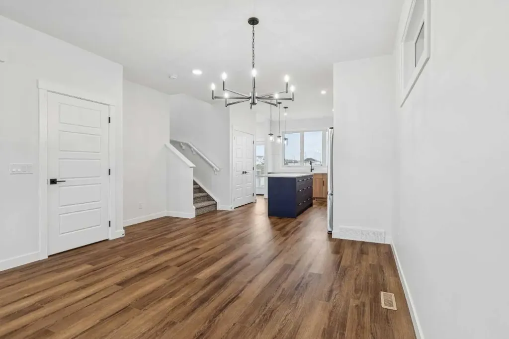 15477 45 Street SW Calgary AB T2Y1E2