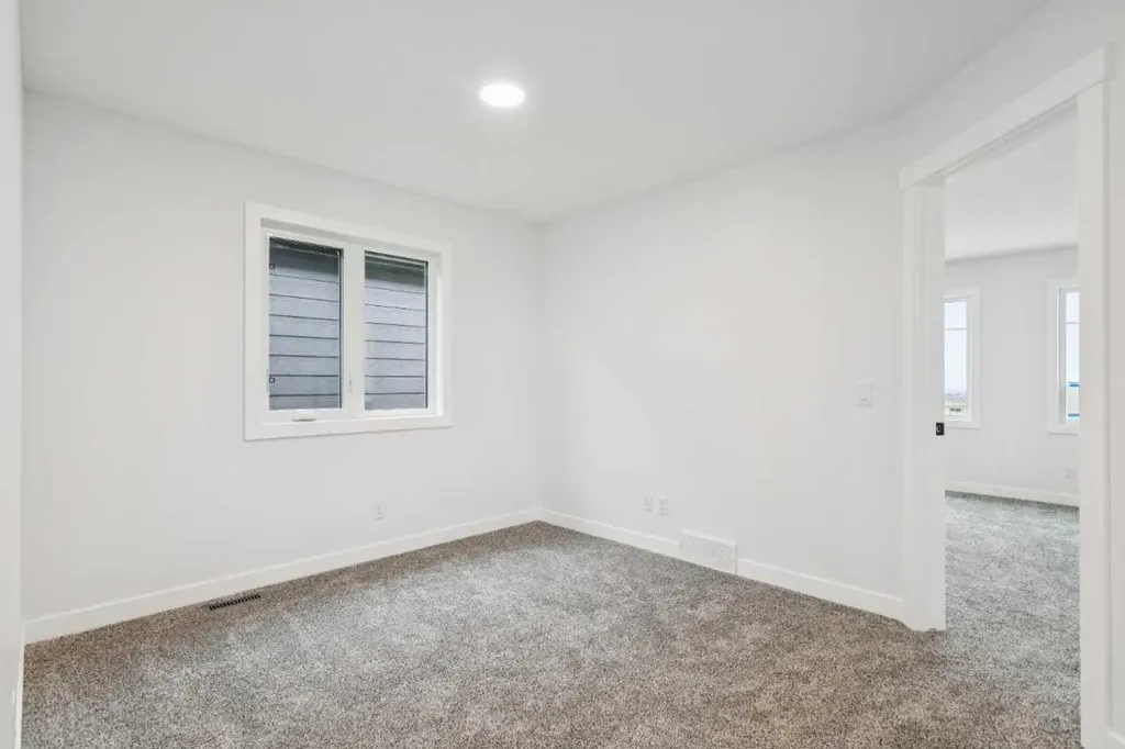 15477 45 Street SW Calgary AB T2Y1E2