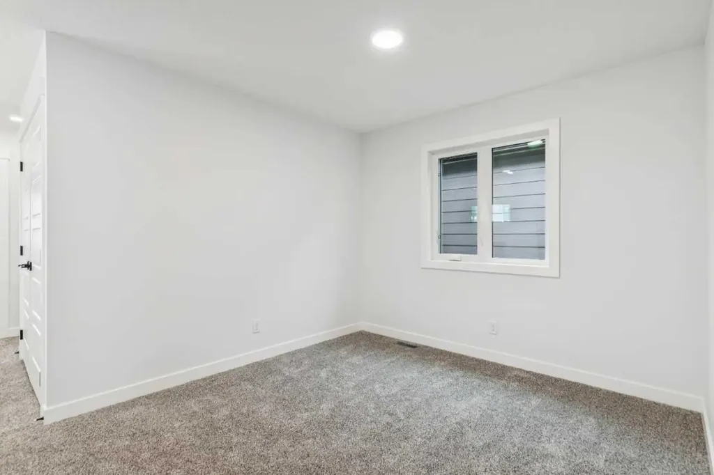 15477 45 Street SW Calgary AB T2Y1E2