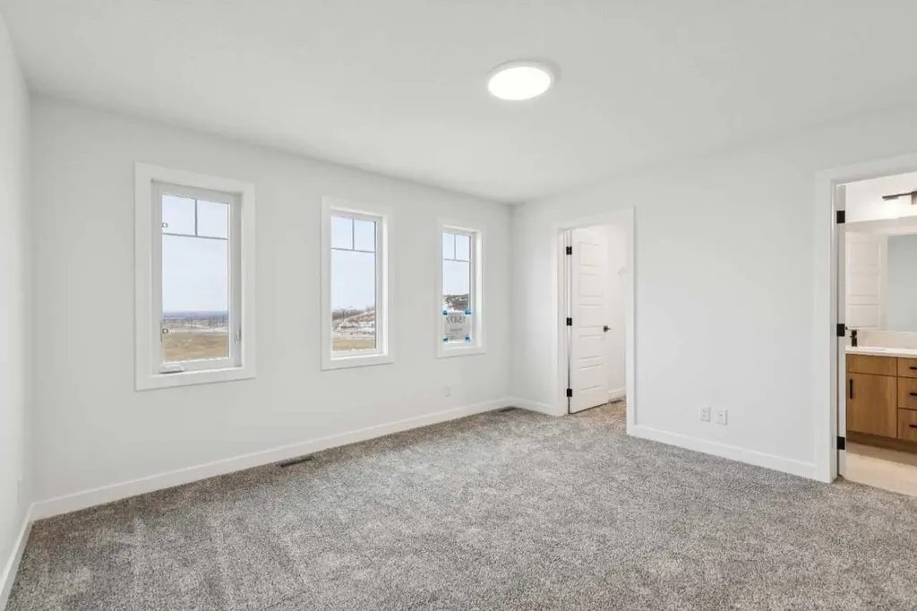 15477 45 Street SW Calgary AB T2Y1E2