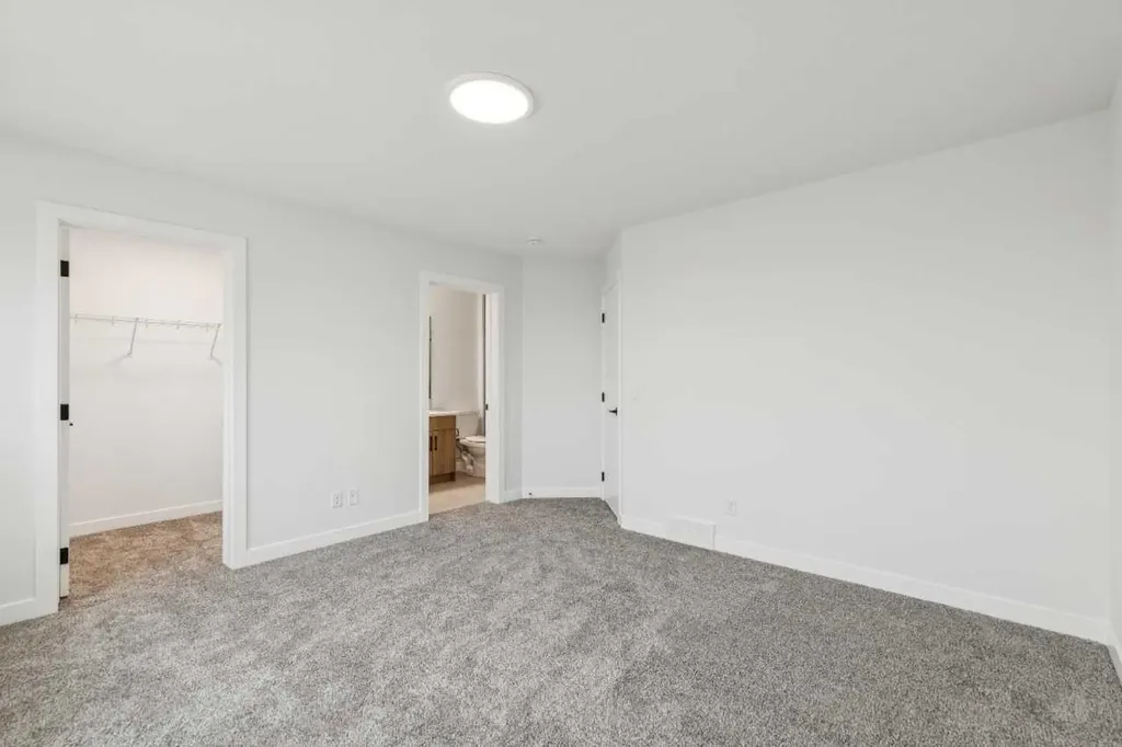 15477 45 Street SW Calgary AB T2Y1E2