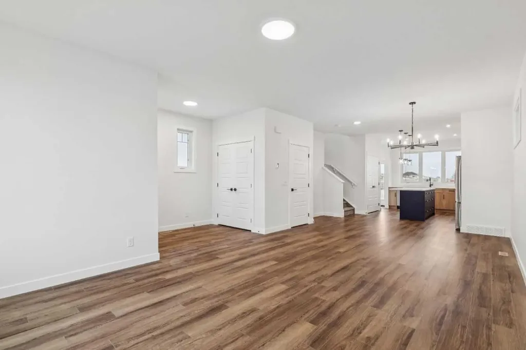 15477 45 Street SW Calgary AB T2Y1E2