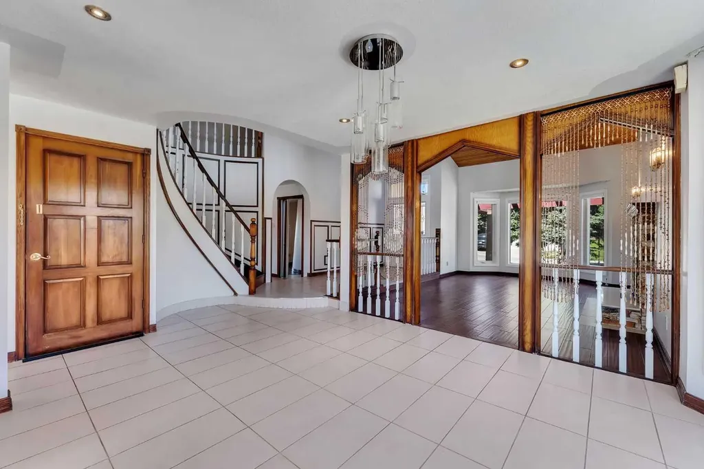 4 Edgehill Crescent NW Calgary AB T3A 2X6