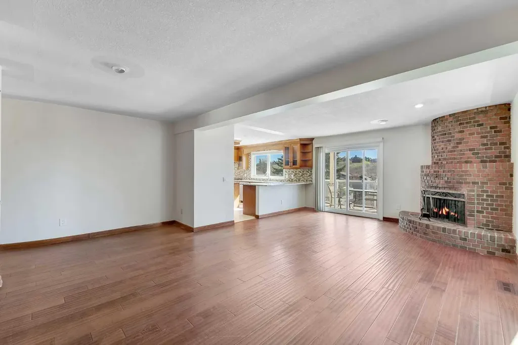 4 Edgehill Crescent NW Calgary AB T3A 2X6