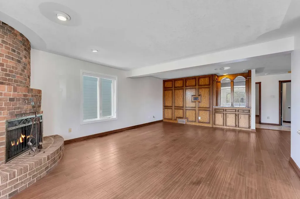 4 Edgehill Crescent NW Calgary AB T3A 2X6