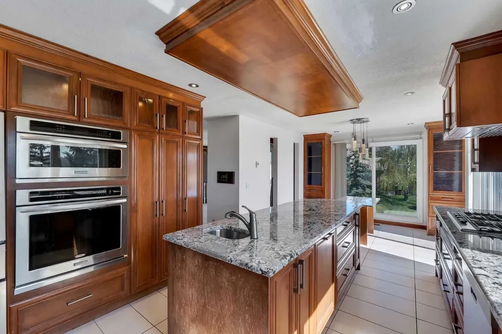 4 Edgehill Crescent NW Calgary AB T3A 2X6