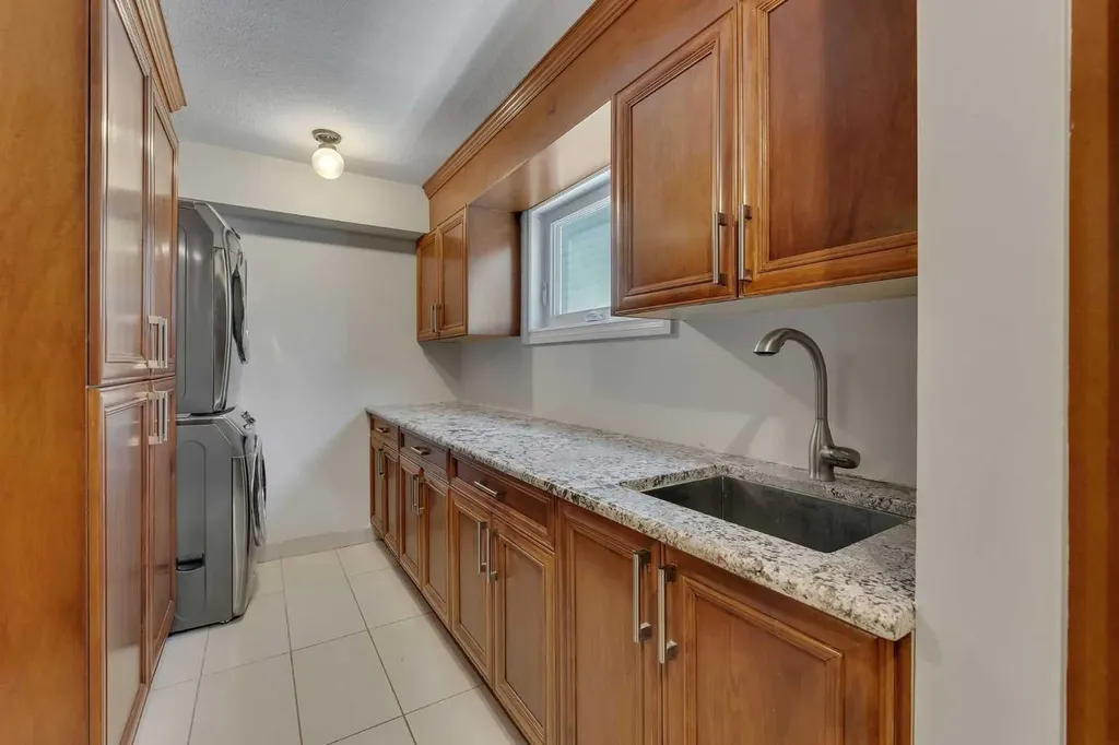 4 Edgehill Crescent NW Calgary AB T3A 2X6