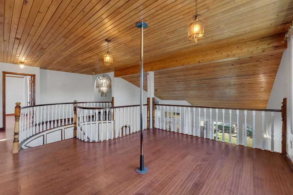 4 Edgehill Crescent NW Calgary AB T3A 2X6