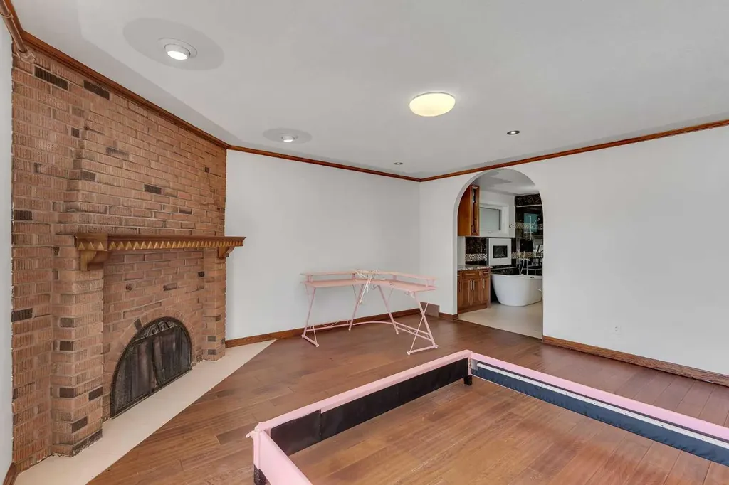 4 Edgehill Crescent NW Calgary AB T3A 2X6