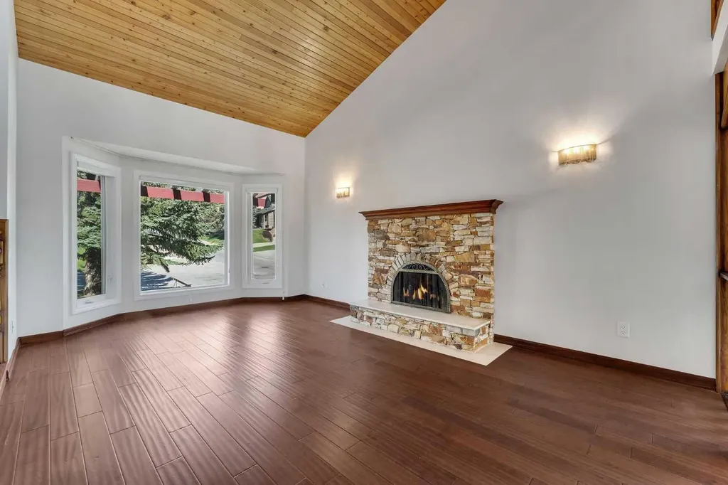 4 Edgehill Crescent NW Calgary AB T3A 2X6
