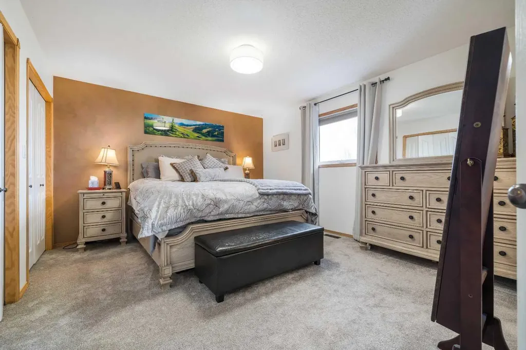 12 Sunrise Court SW Medicine Hat AB T1B 4N5