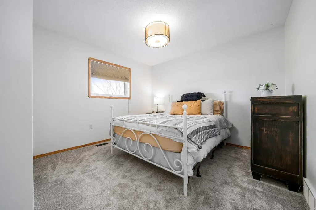 12 Sunrise Court SW Medicine Hat AB T1B 4N5