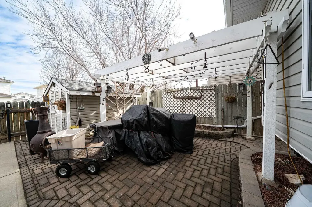 12 Sunrise Court SW Medicine Hat AB T1B 4N5