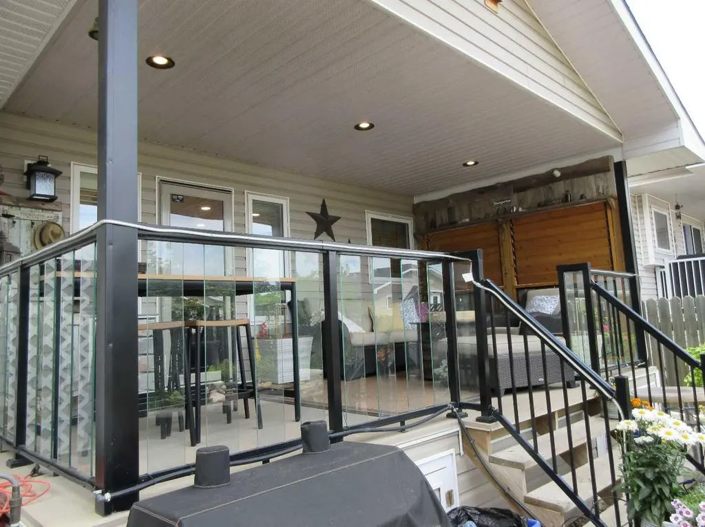 12 Sunrise Court SW Medicine Hat AB T1B 4N5