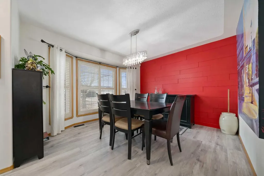 12 Sunrise Court SW Medicine Hat AB T1B 4N5