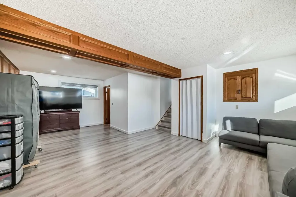 584 Whiteridge Way NE Calgary AB T1Y 2Y5