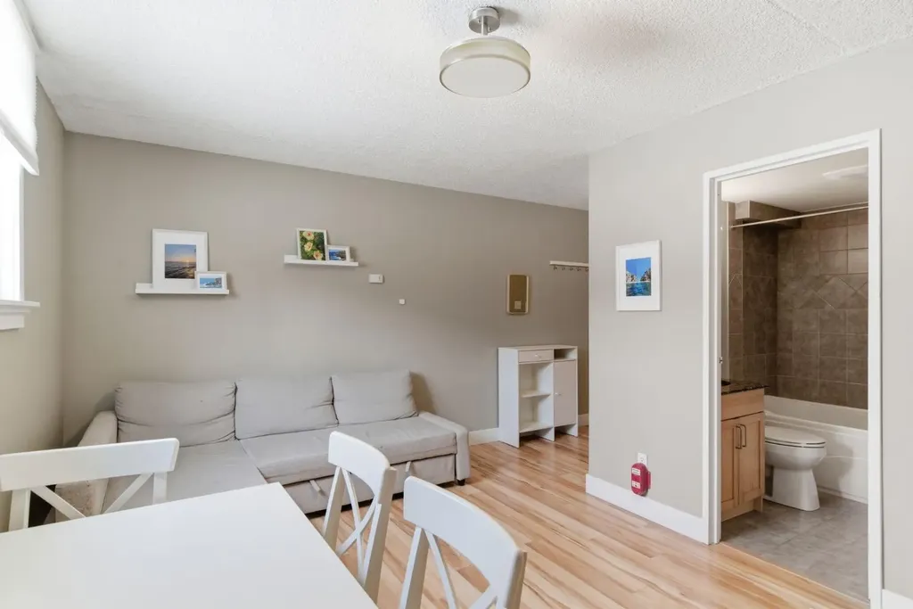 315 9a Street NW Calgary AB T2N1T7