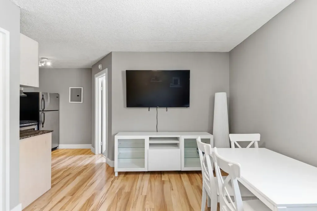 315 9a Street NW Calgary AB T2N1T7