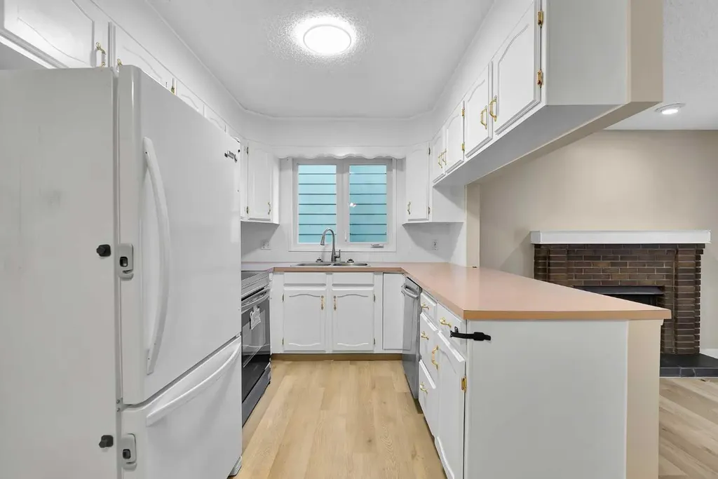 1111 Berkley Drive NW Calgary AB T3K1S6
