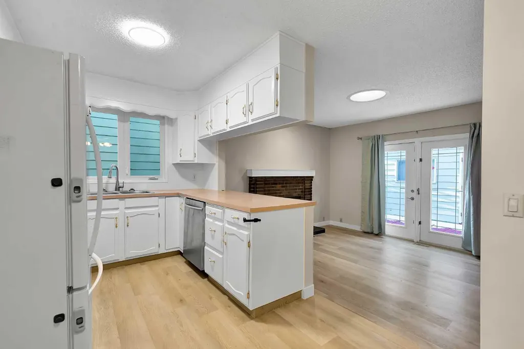 1111 Berkley Drive NW Calgary AB T3K1S6