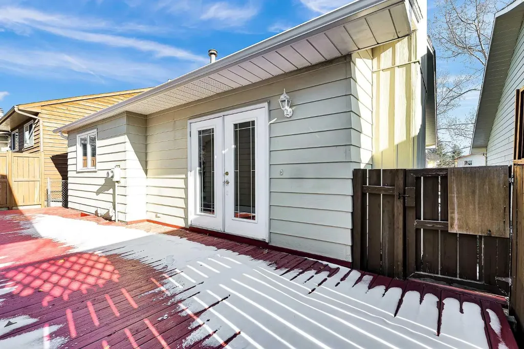 1111 Berkley Drive NW Calgary AB T3K1S6