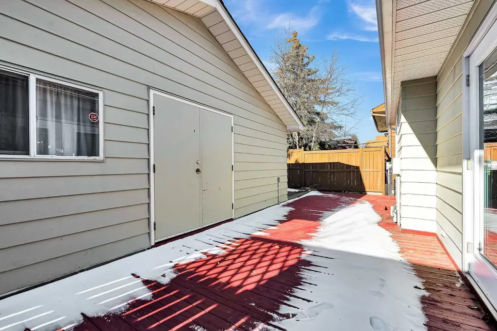 1111 Berkley Drive NW Calgary AB T3K1S6