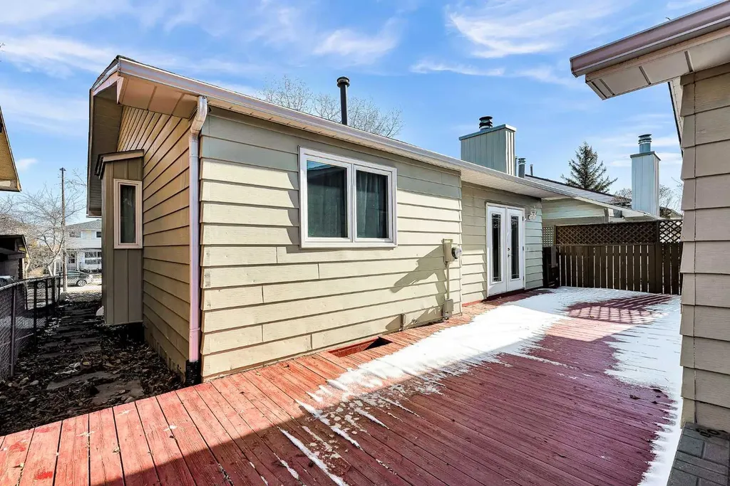 1111 Berkley Drive NW Calgary AB T3K1S6