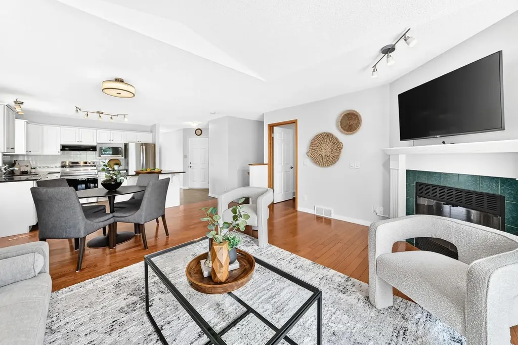 157 Hawkstone Manor NW Calgary AB T3G 3X2