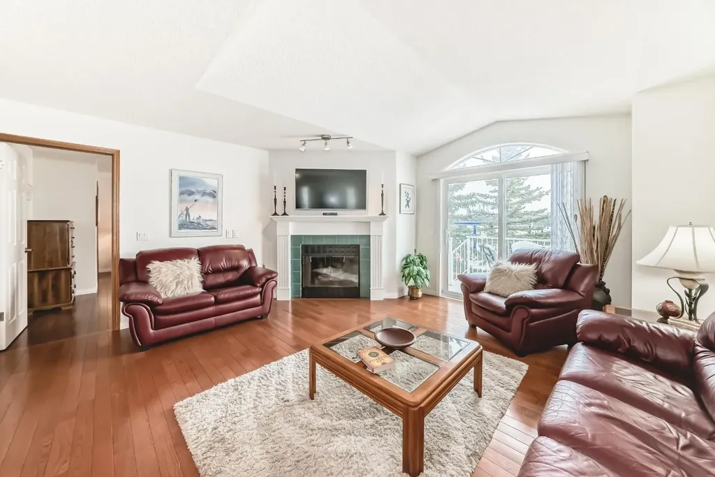 157 Hawkstone Manor NW Calgary AB T3G 3X2
