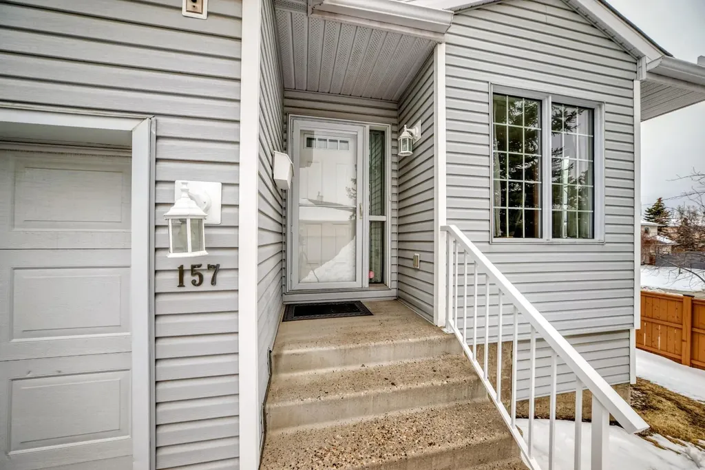 157 Hawkstone Manor NW Calgary AB T3G 3X2
