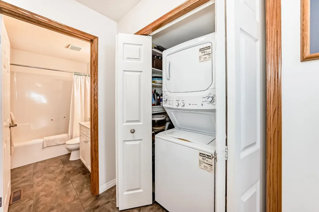 157 Hawkstone Manor NW Calgary AB T3G 3X2