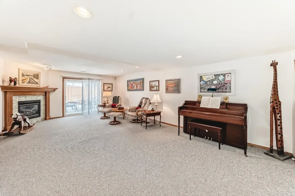 157 Hawkstone Manor NW Calgary AB T3G 3X2