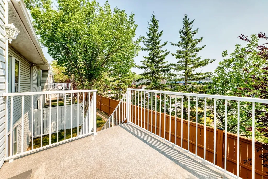 157 Hawkstone Manor NW Calgary AB T3G 3X2