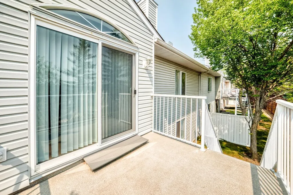 157 Hawkstone Manor NW Calgary AB T3G 3X2