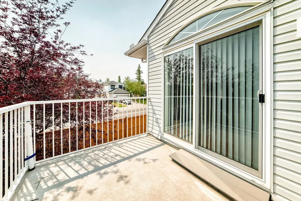 157 Hawkstone Manor NW Calgary AB T3G 3X2