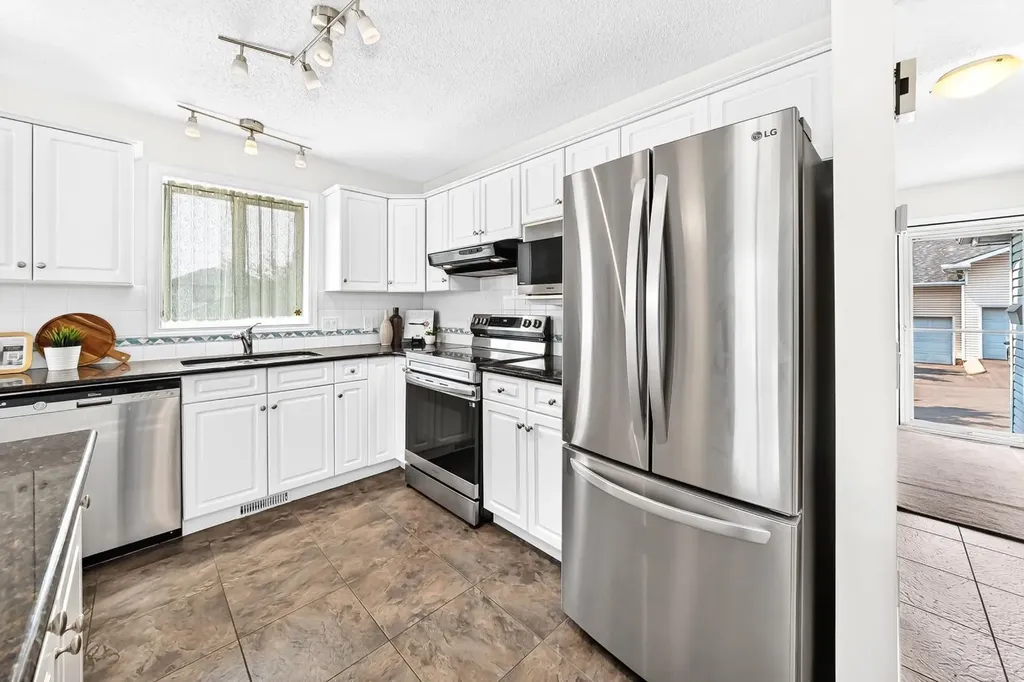 157 Hawkstone Manor NW Calgary AB T3G 3X2