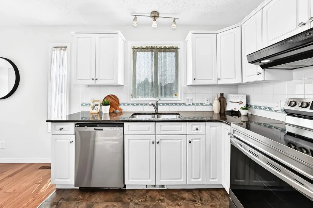 157 Hawkstone Manor NW Calgary AB T3G 3X2