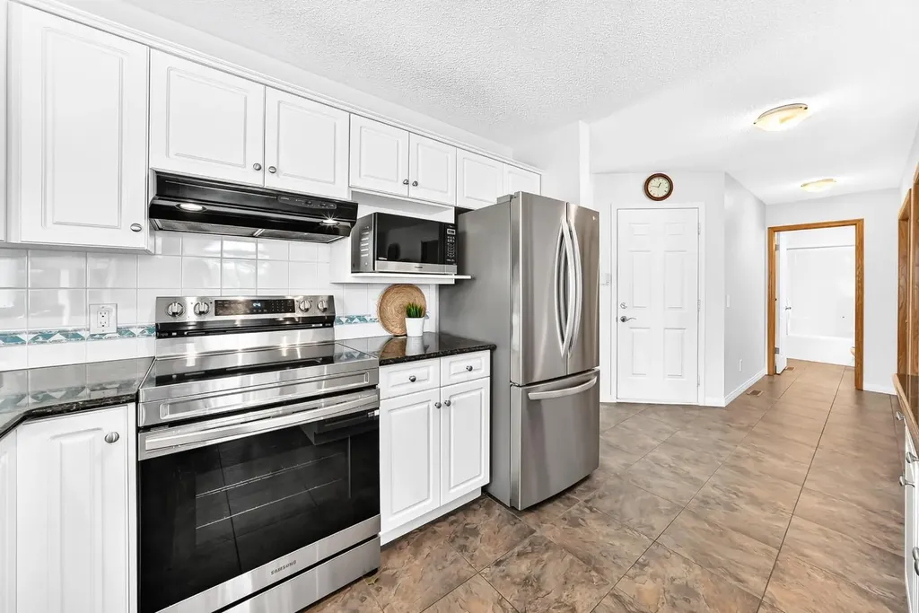 157 Hawkstone Manor NW Calgary AB T3G 3X2