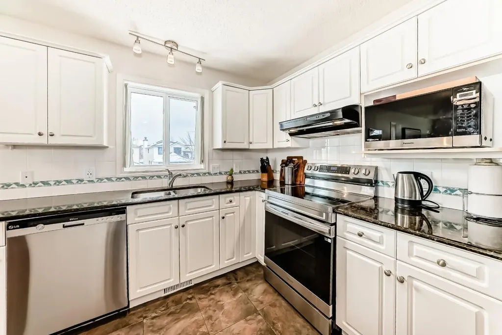 157 Hawkstone Manor NW Calgary AB T3G 3X2