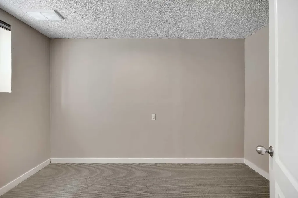 1833 New Brighton Drive SE Calgary AB T2Z 4N8