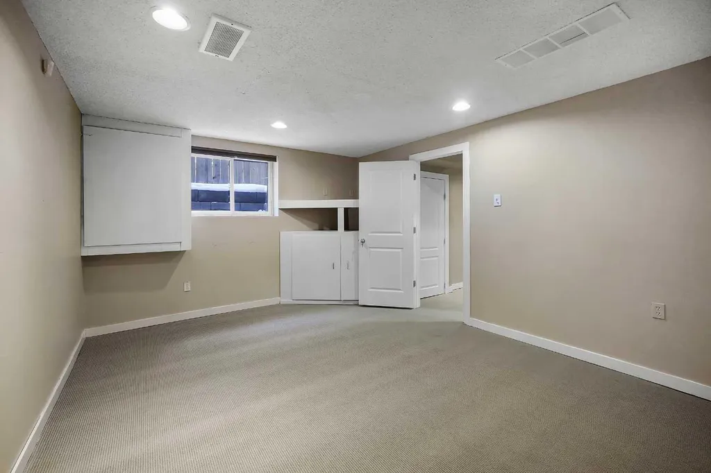 1833 New Brighton Drive SE Calgary AB T2Z 4N8