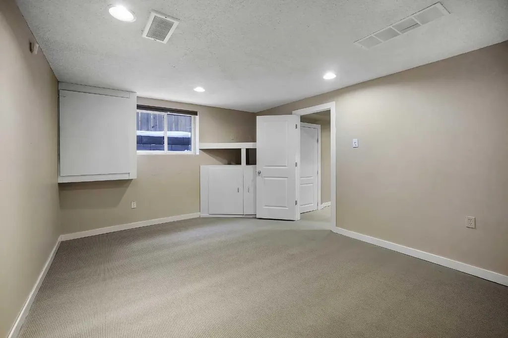 1833 New Brighton Drive SW Calgary AB T2Z 4N8