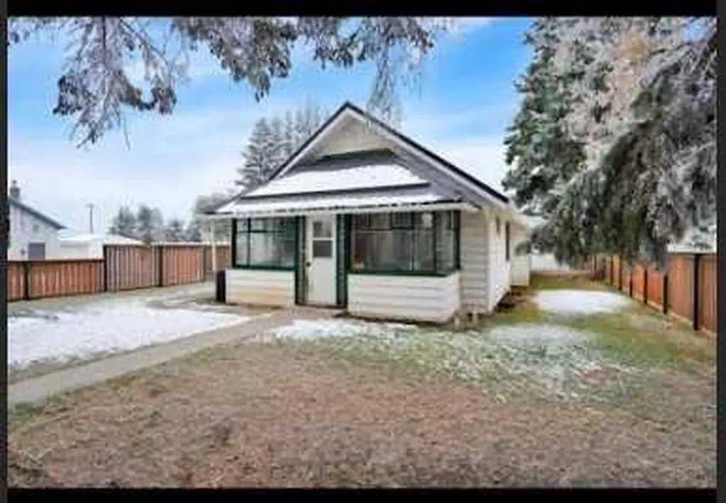 4915 52 Avenue Eckville AB T0M 0X0